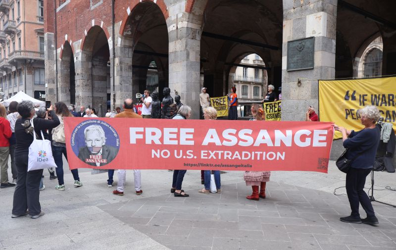 free Assange NuovaInformazione.it - Italo Pietra nel verde di corso Indipendenza
